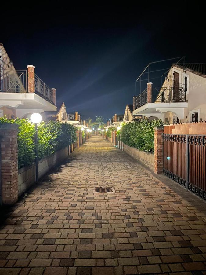 Mansarda Camelie Via Dei Normanni, 45 Villa Campofelice Di Roccella Luaran gambar
